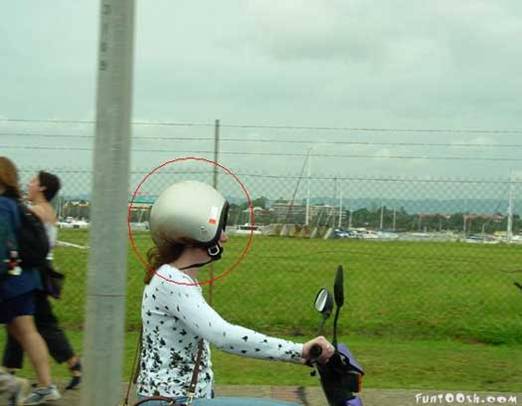 picture10-casco-humor-mujer-moto.jpg